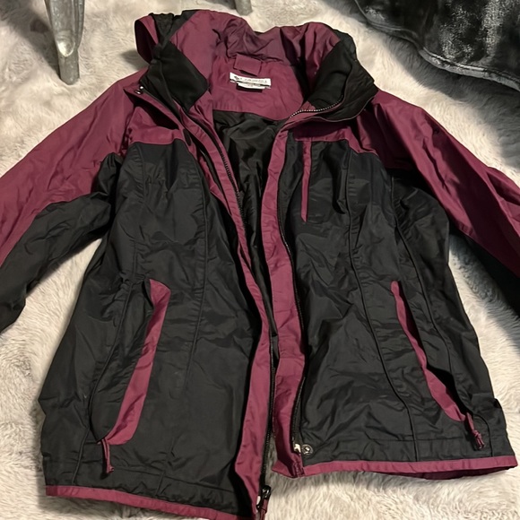 Columbia Size Medium Rain/Windproof Jacket - Picture 4 of 4